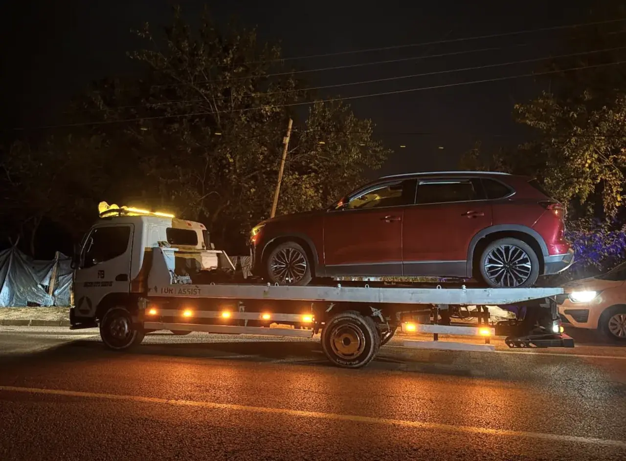 Ünye oto çekici — Biçen Oto Servis: Gece kırmızı otomobil taşıma