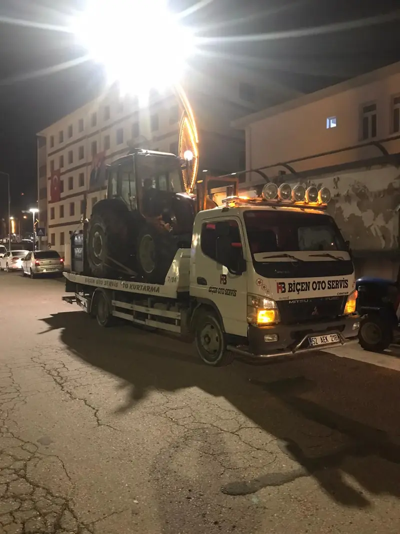 Gece ışıkları açık Biçen yol yardım aracı